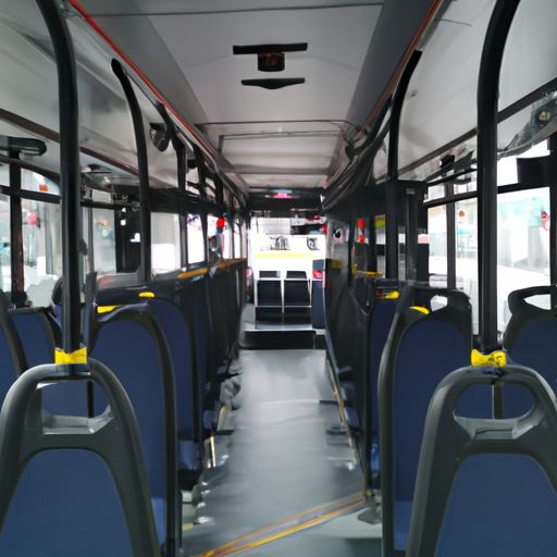 上海公交车坠河 车上无乘客 上海公交车坠河 车上无乘客