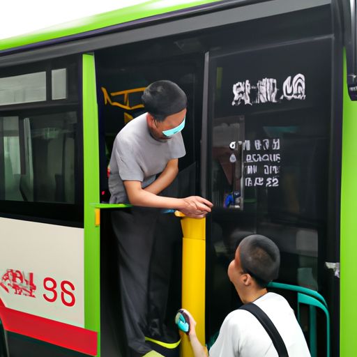 上海通报公交坠河：疑司机操作不当