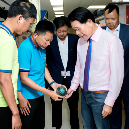 李显龙在广州参观科技公司