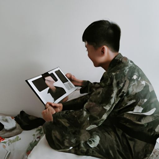 男子在朋友家发现父亲穿军装的照片